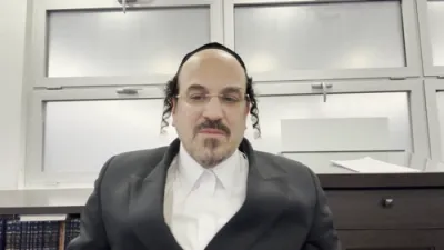 א הערליכע מעשה "מרדכי לא יכרע ולא ישתחווה דער אומגעהויערער העלדישקייט פֿון רב הערשבערג זצ"ל" - דורך הרב אליהו שווארץ ביים שיעור פון עמוד היומי דרשו -פסחים דף קט"ו