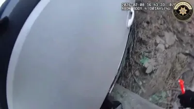 א פאליציאנט ראטעוועט איינעם פון א איבערגעדרייטע קאר