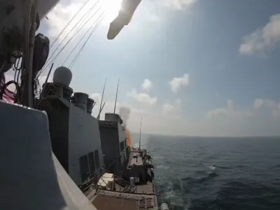 די יו-עס-עס מקפאל שיסט ניין טאמאהאקס אויף איראנע צילן.