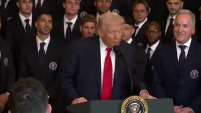 טראמפ זאגט אז די אמעריקאנע-מדינת ישראל אטאקעס האבן פארניכטעט איראן'ס ראקעטן נעץ.