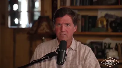 טאקער קארלסאן האט געטוישט זיין מיינונג צי מדינת ישראל איז א שיינע פלאץ