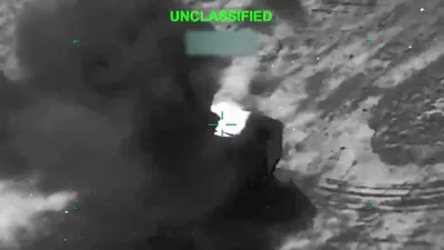 אמעריקאנע מיליטער ביים אומשעדליך מאכן IRGC טראקס מיט מיסילס דעראין 