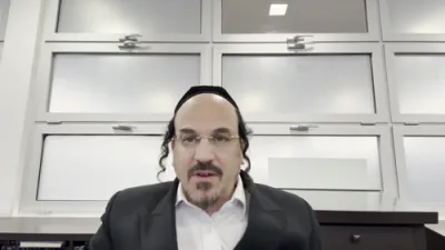 א הערליכע מעשה "דער כח פון א מנהג: וויאזוי די 'המן-טאשן' האבן צוריקגעברענגט א פארלוירענע אידישע נשמה" - דורך הרב אליהו שווארץ ביים שיעור פון עמוד היומי דרשו -פסחים דף קי"ג ע"ב