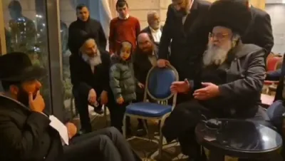 הגאון רבי שאול אלתר שליט"א איז מנחם אבל ביי ר' יצחק ביטון פון בית שמש וואס האט ל"ע פארלוירן דריי קינדער נאך א איראנע ראקעט אטאקע 