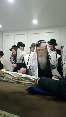 כ"ק אדמו"ר מצאנז קלויזענבורג שליט"א ביי ברכות המגילה