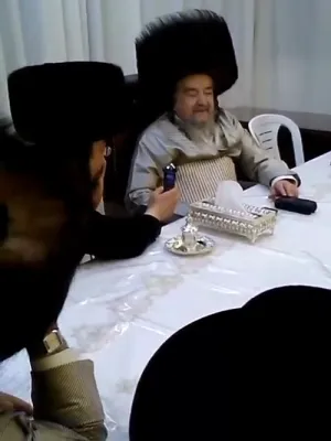 הרה"ק רבי יעקב מאיר שעכטער שליט"א רופט אויס אז די פייפערייען (אזעקה) פון מלחמה איז א רוף פון הימל 