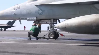 דזשעטס וואס זענען אנגעקומען מיט קעריערס צום מיטל מזרח פירן דורך אטאקעס