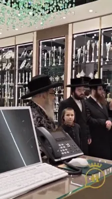 בילדער און ווידיאוס:  הערליכע באזוך פון כ"ק אדמו"ר מסאטמאר שליט"א אינעם נייעם פראכטפולע העריטעדזש זילבער געשעפט אין וויליאמסבורג