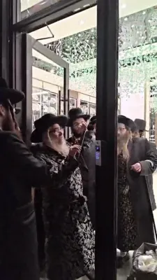 בילדער און ווידיאוס:  הערליכע באזוך פון כ"ק אדמו"ר מסאטמאר שליט"א אינעם נייעם פראכטפולע העריטעדזש זילבער געשעפט אין וויליאמסבורג