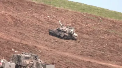 איזראעלי געפאנצערטע איינהייטן גרייטן זיך פאר אן אטאקע אויף חיזבאללה אין לבנון.