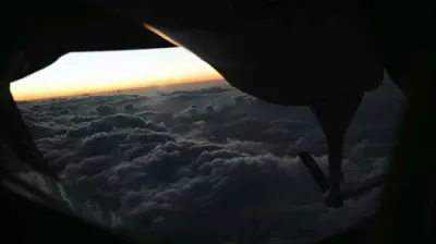 הערליכע סצענע ווי א מיליטערישע פליגער נעמט גאז אין די לופטן 