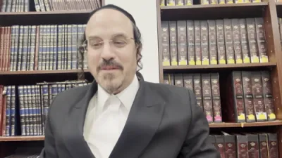 דריי מעשיות וואס איז א סגולה צו מאכן פסח בהרחבה גדולה - דורך הרב אליהו שווארץ ביים שיעור פון עמוד היומי דרשו -פסחים דף קי"ט