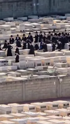 כ"ק אדמו"ר מוויזניץ שליט"א ביי עליה לציון אביו לרגל היארצייט