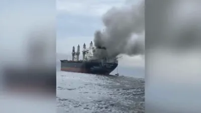 דריי קאמערציעלע שיף געשעדיגט אין שיפינג אטאקעס אין סטרעיט פון הארמוז.