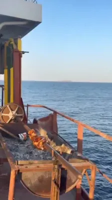 מאטראזן בארביקיוען בשעת זיי קוקן ווי דזשעטס ווערן ארויסגעשיקט פון די USS לינקאלן. 😁