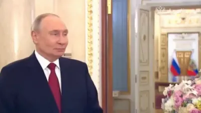 ארויסגערינע ווידעא ווייזט ווי פוטין הוסט נאכן א פלאגעניש צו קומען צום ווארט 