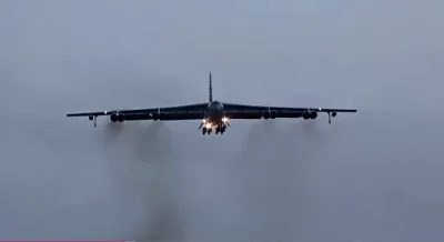 אמעריקאנער בי-52 באמבארדירער קערט זיך צוריק קיין בריטאניע נאך איראנע אטאקע מיסיע