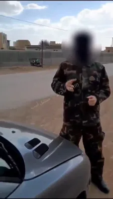 א באסידזש מיטגלידער פילמט זיך ווי ער פארלאזט א פאזיציע 