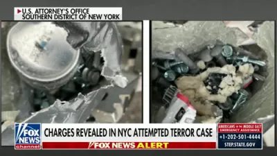 דזשאסטיס דעפארטמענט באשולדיגט פארדעכטיגטע אין דורכגעפאלענע ניו יארק פראטעסט באמבע אטאקע.