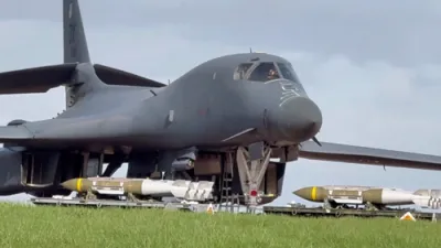 די פאראייניגטע שטאטן געפירט באמבאדירונג סטראטעגיע מיט JDAM-געפירטע מוניציע.