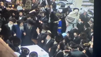 היסטארישע ווידיאו: פורים תשס"ו ביי כ"ק אדמו"ר מסאטמאר שליט"א אלץ רב