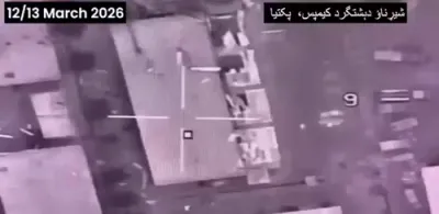 פאקיסטאן פירט דורך לופט אטאקעס אויף טעראריסט לאגערן אין אפגאניסטאן.