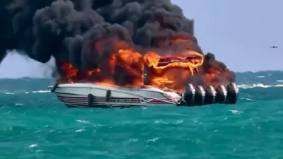 טוריסטן לעבן איבער א פייער אויף א שיף אין מיאמי ביטש.