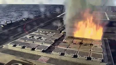 א אמעריקאנער דעסטרויער שיסט 13 מאסיווע טאמאהאק ראקעטן אויף איראנער צילן.