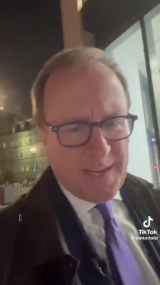 ABC רעפארטער דעטאלירט זיין פערזענלעכע קאלס מיט טראמפ בשעת די מלחמה.