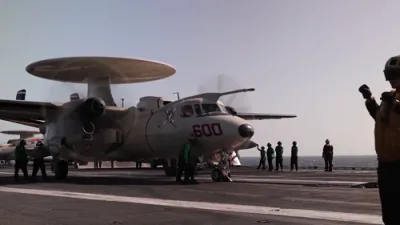 אמעריקאנע נעיווי לאנטשט אטאקע פליגער צו קעמפן קעגן איראן געשטיצטע סכנות.