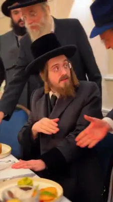 כ"ק אדמו"ר מסאדיגורא שליט"א באטייליגט זיך ביי א שבע ברכות 