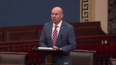 סענעטאר מייק לי פייט צו פעסן די סעיוו אמעריקע אקט