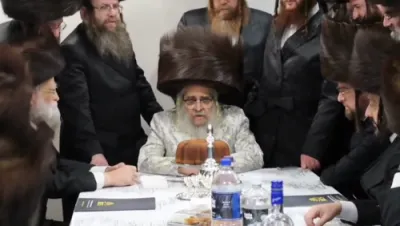 מעמד קביעת מזוזה ומסיבת לחיים אין די נייע פארברייטערטע אפיסעס פון מוסד הקדוש רופא חולים RCCS אינעם ביזנעס סענטער אין קרית יואל בראשות כ"ק אדמו"ר מסאטמאר שליט"א