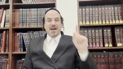 א הערליכע מעשה זוכה געוועהן צו א ישועה ביים סדר טיש פון הרה"ק בעל התפארת שלמה מראדאמסק זי"ע &ndash; דורך הרב אליהו שווארץ ביים שיעור עמוד היומי 'דרשו' מסכת שקלים דף ב' ע"ב