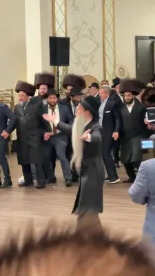 הרב בנימין אייזענבערגער נעכטן ביי די חתונה פון א זוהן