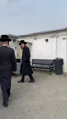 הגה"צ רבי מאיר צוויבעל שליט"א מרבני קהילת סאטמאר ביי ציון הק' אין ליסקא מיט חברי כולל דברי א"ש