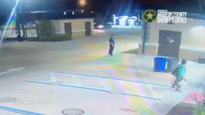 קארוואש ארבעטער אנטוואפנט א פארדעכטיגטן אין דראמאטישער קאנפראנטאציע.