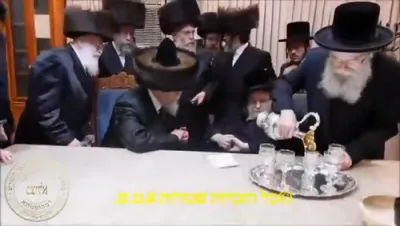 כ"ק אדמו"ר מבאיאן שליט"א באזוכט ביי כ"ק אדמו"ר מבעלזא שליט"א נאכן חתונה בחצר הקודש אין ביהמ"ד בעלזא