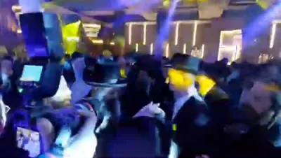 כ"ק אדמו"ר מסאדיגורא ירושלים שליט"א באטייליגט זיך ביי א חתונה פון א אייניקל פון הרה"ק מרוזשין זי"ע 