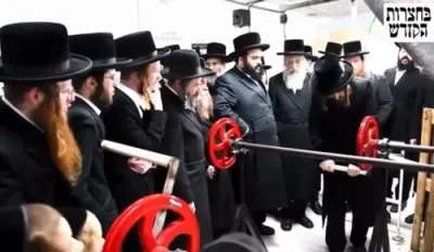 טחינת חיטים דורך כ"ק אדמו"ר מסאדיגורא שליט"א לקראת יום טוב פסח