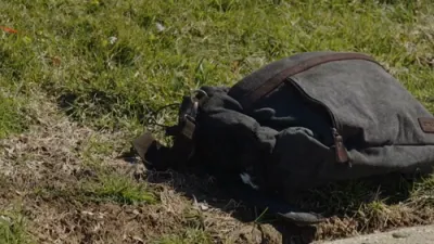 א שווארצע פארדעכטיגטער פעקל נעבן א שוהל