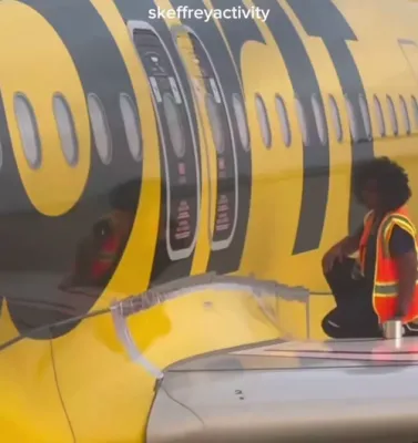 וויראלע ווידיאו ווי א ספיריט ארבעטער לייגט 'טעיפ' אויף א ערעפלאן 