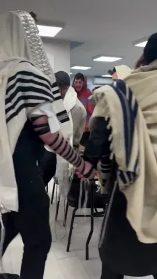 &rlm;די באקאנטע משפיע הרב מוזעס איז געקומען צו פארן היינט קיין חו"ל צו פראווענען די וואך א גרויסע שבת אין וויליאמסבורג