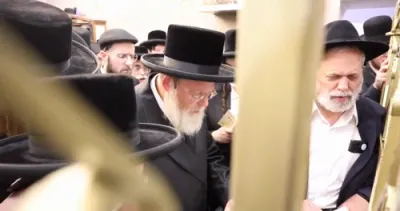 צענטראלער סעודת הילולא אין "רבי ר' אלימלך'ס הויף" אין ליזענסק, בראשות כ"ק אדמו"ר מליזענסק שליט"א