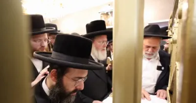 צענטראלער סעודת הילולא אין "רבי ר' אלימלך'ס הויף" אין ליזענסק, בראשות כ"ק אדמו"ר מליזענסק שליט"א