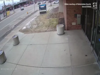 פארזעענישער דרייווער קראכט מיט אויטא אריין אין קאלאמאזו רעגירונג געביידע.