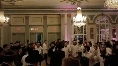 כ"ק אדמו"ר מראחמסטריווקא שליט"א טאנצט ביי משפחה שמחה אין קרוין הייטס