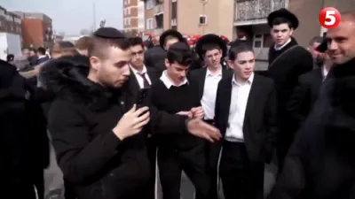 לאנדאנע אידן האלטן אפ א ריפארטער פון אל דזשאזירא