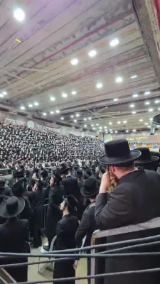 הרה"צ רבי אלימלך בידערמאן שליט"א ביים מעמד אתכנשו - למסיימי ספרי הזוה"ק