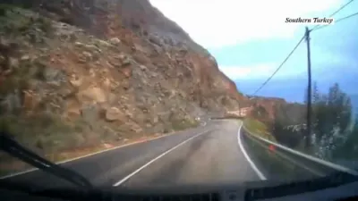 קאר ווערט פארהאנקעט דורך א גליטש אויף א טערקישע הייוועי נאך שווערע רעגנס.